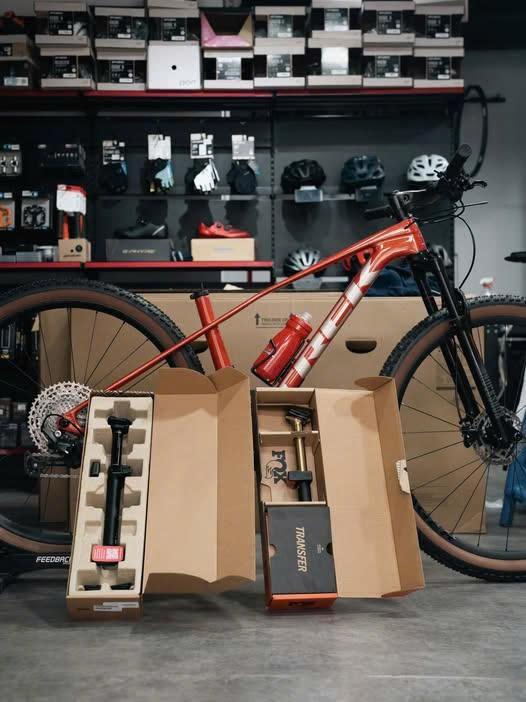 Hai mẫu cốt yên điện hot nhất hiện nay: RockShox Reverb AXS và Fox Transfer Neo nên chọn loại nào?